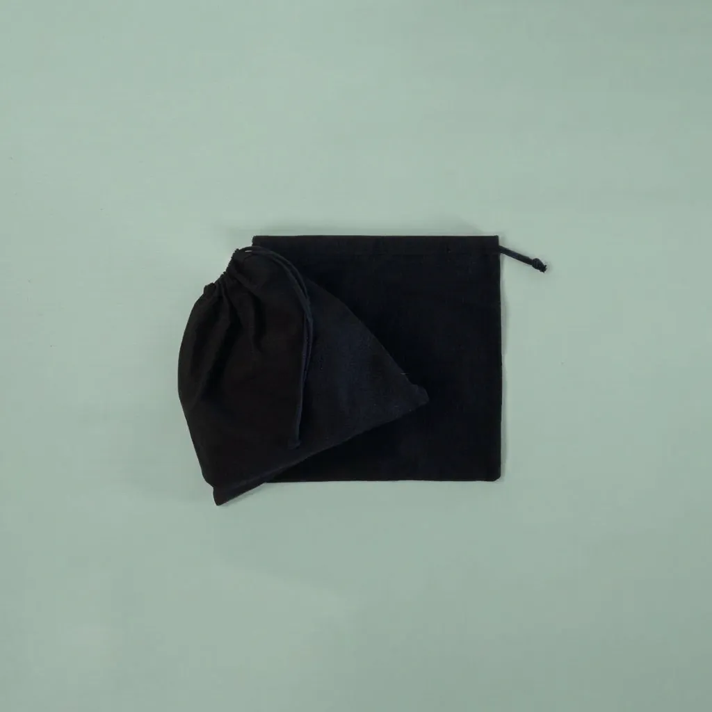 Bolsa 20x20 cm Tela Tusor 100% Algodón Negro - Cierre de Ahorque Cordón Negro - 1