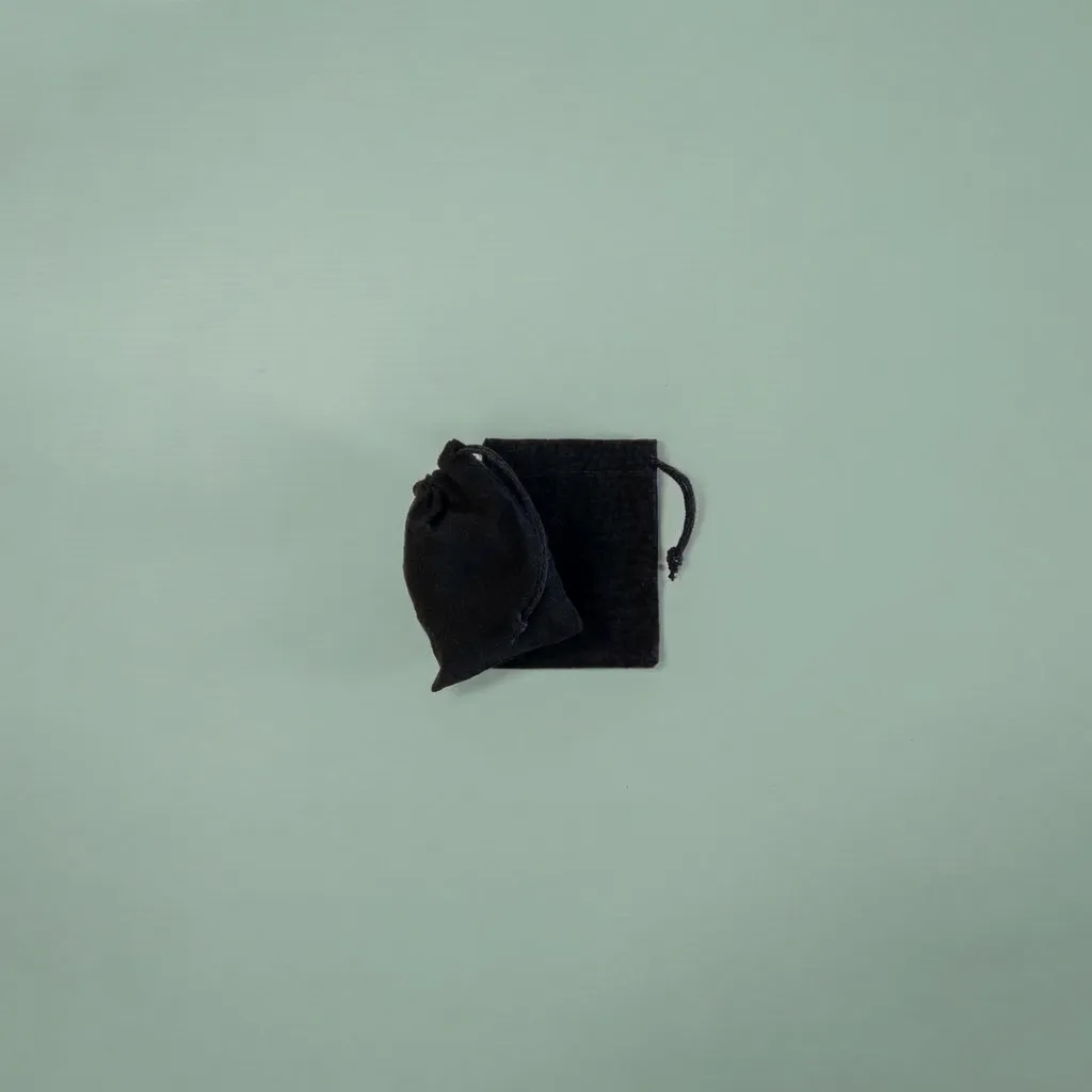 Bolsa 7x9 cm Tela Tusor 100% Algodón Negro - Cierre de Ahorque Cordón Negro - 1