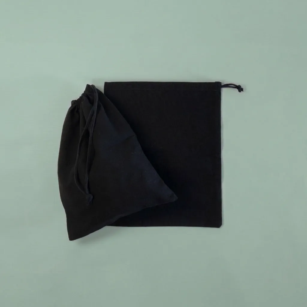 Bolsa 20x25 cm Tela Tusor 100% Algodón Negro - Cierre de Ahorque Cordón Negro - 1
